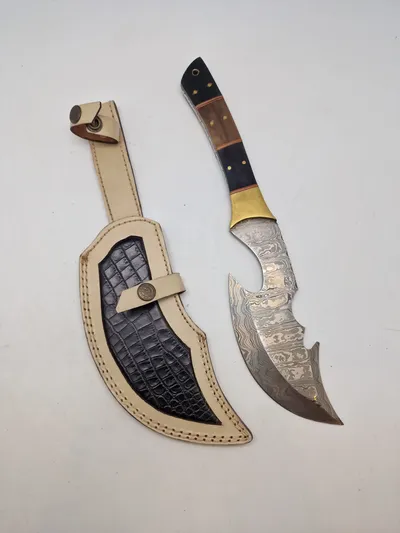 Stor veludført kniv med Damaskus blad