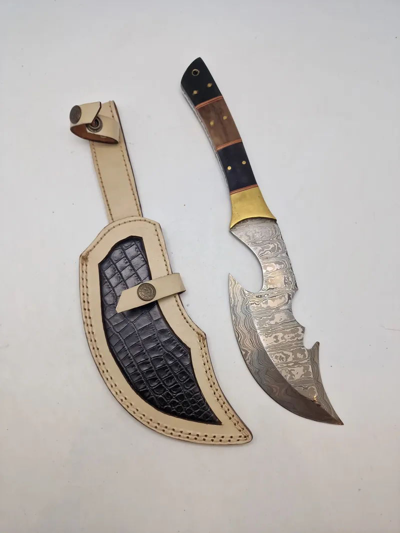 Stor veludført kniv med Damaskus blad