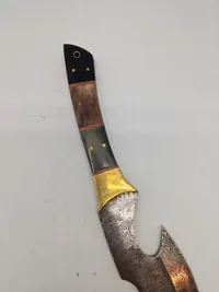 Stor veludført kniv med Damaskus blad