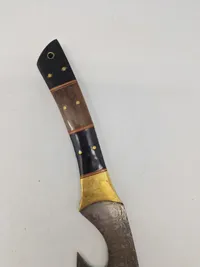 Stor veludført kniv med Damaskus blad