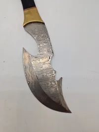 Stor veludført kniv med Damaskus blad