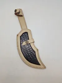 Stor veludført kniv med Damaskus blad