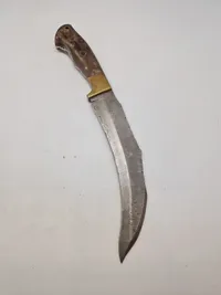Stor veludført kniv med Damaskus blad