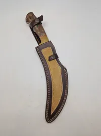 Stor veludført kniv med Damaskus blad