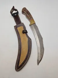 Stor veludført kniv med Damaskus blad