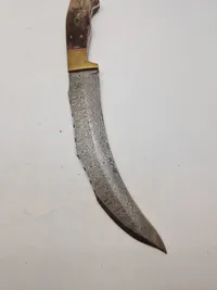 Stor veludført kniv med Damaskus blad