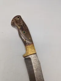 Stor veludført kniv med Damaskus blad