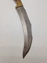 Stor veludført kniv med Damaskus blad