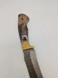 Stor veludført kniv med Damaskus blad