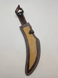 Stor veludført kniv med Damaskus blad