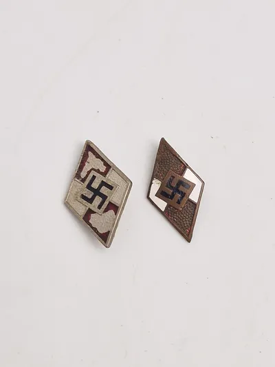 2 stk HJ pins, den ene er original, den anden enten tidlig eller efterkrigs