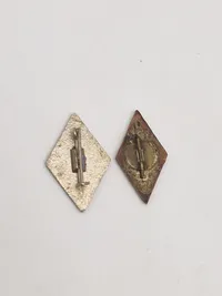 2 stk HJ pins, den ene er original, den anden enten tidlig eller efterkrigs