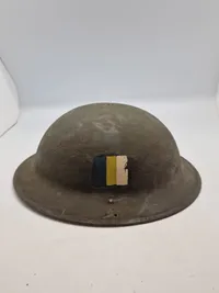 Original engelsk Tommy hjelm me regiments markering, 1940 dateret - ww2