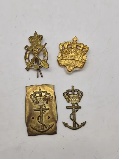 Samling regimentsmærker mm