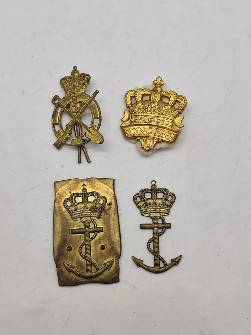 Samling regimentsmærker mm