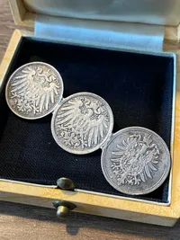 Broche lavet ud af tyske mønter