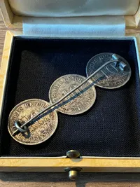 Broche lavet ud af tyske mønter