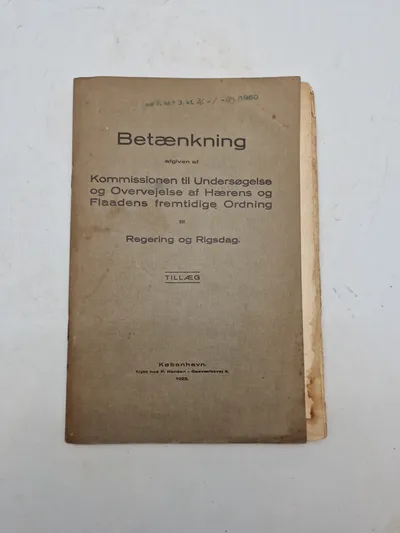 Betænkning
afgiven af
Kommissionen til Undersøgelse og Overvejelse af Hærens og Flaadens fremtidige Ordning
Regering og Rigsdag.