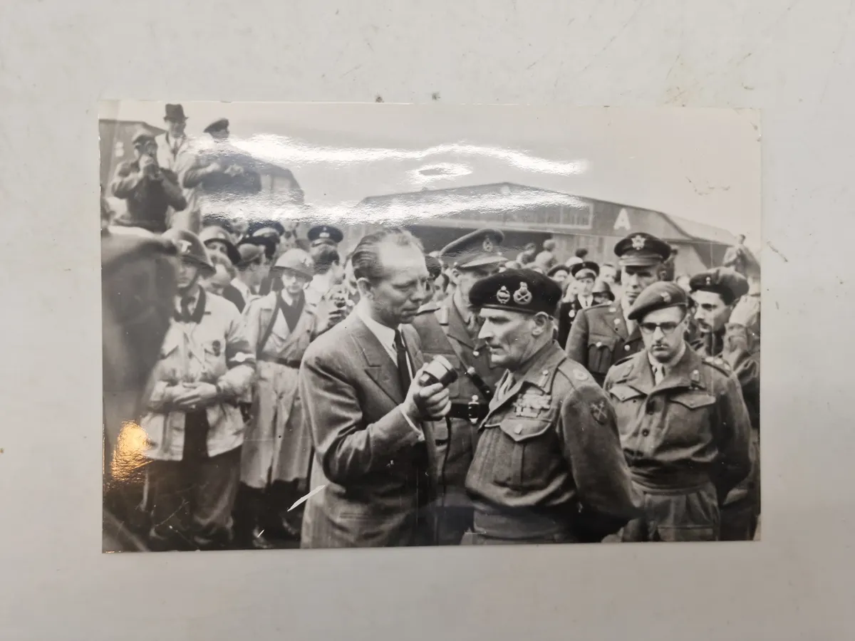 Originalt foto af Bernard Law Montgomery og Gunnar Nu Hansen Maj 1945