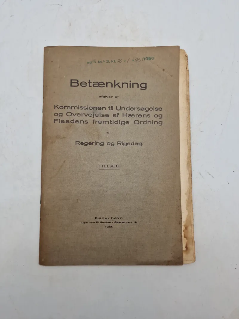 Betænkning
afgiven af
Kommissionen til Undersøgelse og Overvejelse af Hærens og Flaadens fremtidige Ordning
Regering og Rigsdag.