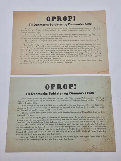To stk originale Oprop! nedkastet over Danmark 9 april 1940. Bemærk det er de to forskellige udgaver