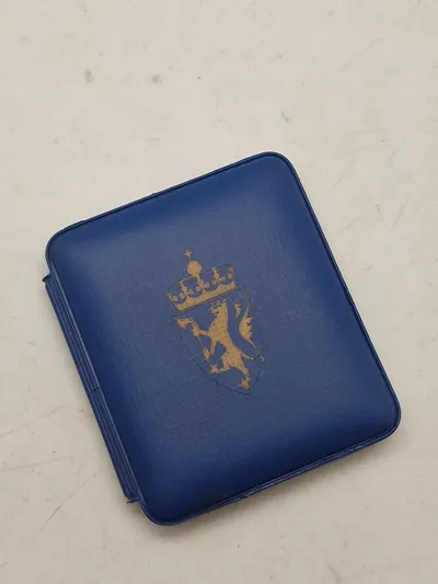 Norsk 5 kr. 1975 i møntholder med beskrivelse