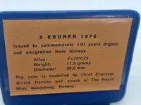 Norsk 5 kr. 1975 i møntholder med beskrivelse