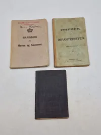 Diverse bøger fra det danske forsvar