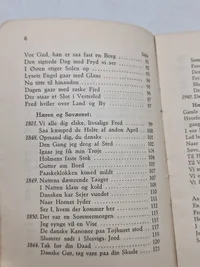 Diverse bøger fra det danske forsvar