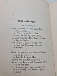 Diverse bøger fra det danske forsvar