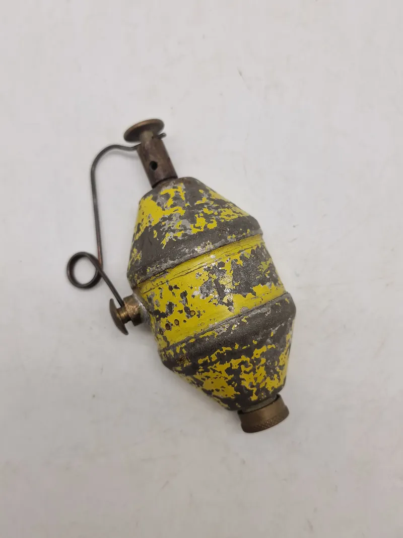 Sjælden original dansk Haandbombe model 1923, til øvelseskast og undervisningsbrug. Typen ses sjældent til salg