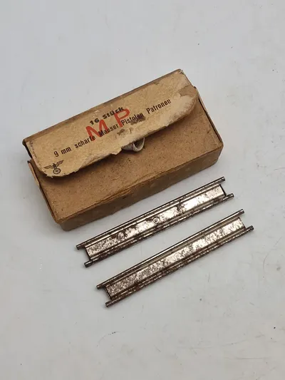 Originale 9 mm Scharfe (Mauser pistolen) også mp34. Sjælden æske med ladeskinner. Godt stemplet.