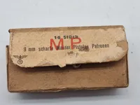 Originale 9 mm Scharfe (Mauser pistolen) også mp34. Sjælden æske med ladeskinner. Godt stemplet.
