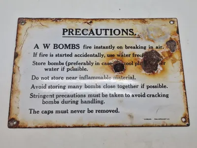 Sjældent originalt Engelsk ww2 emalje skilt med desarmering af bomber