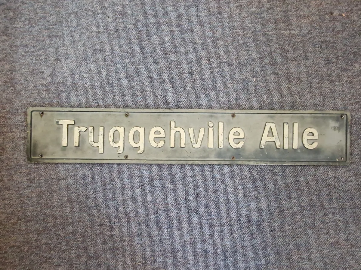 Originalt vejskilt med udstansede bogstaver - Tryggehvile Allé
