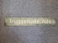 Originalt vejskilt med udstansede bogstaver - Tryggehvile Allé