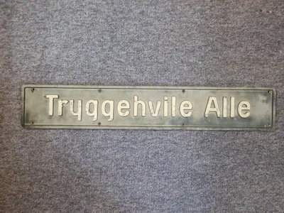 Originalt vejskilt med udstansede bogstaver - Tryggehvile Allé