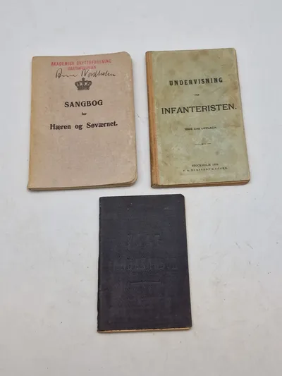 Diverse bøger fra det danske forsvar