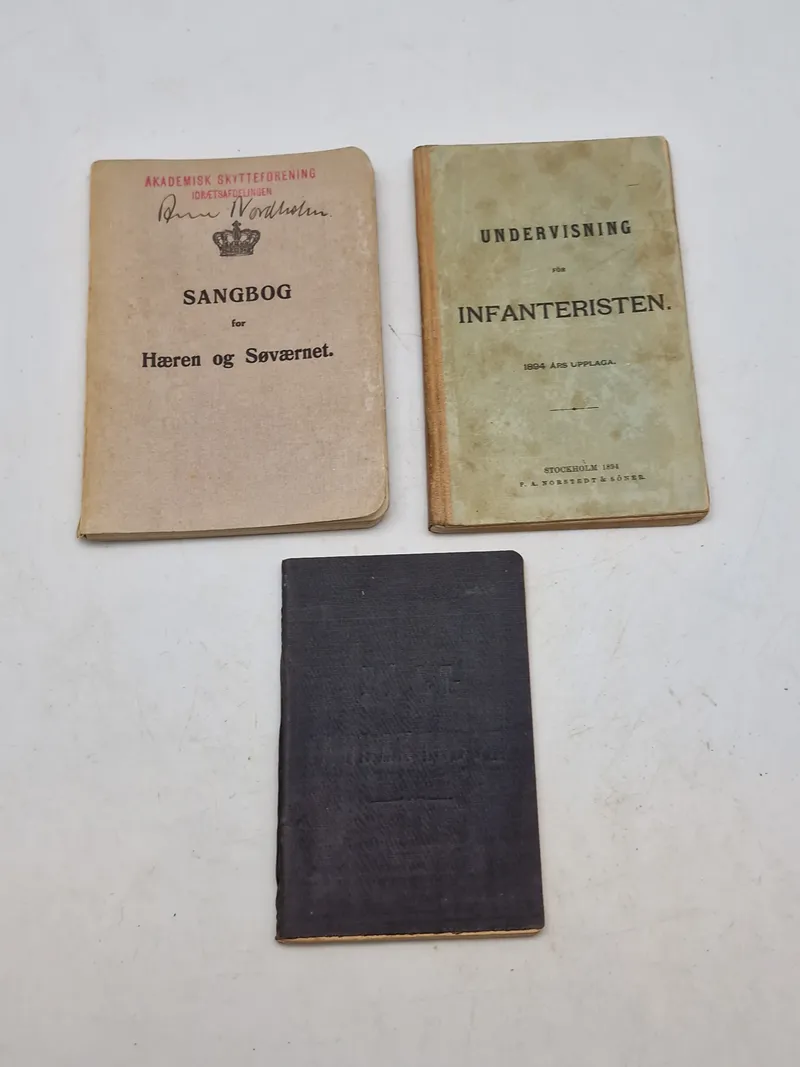 Diverse bøger fra det danske forsvar