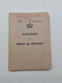 Diverse bøger fra det danske forsvar