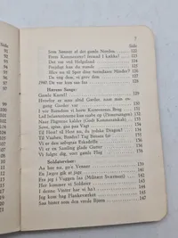 Diverse bøger fra det danske forsvar