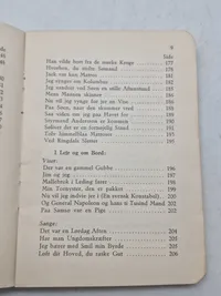Diverse bøger fra det danske forsvar