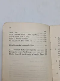 Diverse bøger fra det danske forsvar