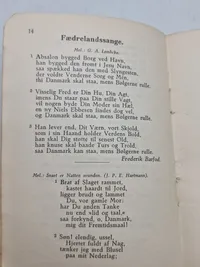 Diverse bøger fra det danske forsvar