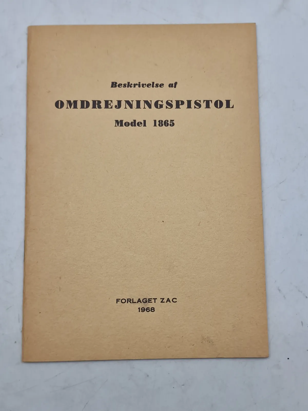 Beskrivelse af
OMDREJNINGSPISTOL
Model 1865