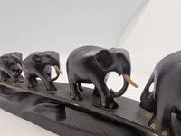 Udskåret skulptur med elefanter