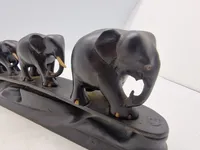 Udskåret skulptur med elefanter
