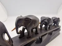 Udskåret skulptur med elefanter
