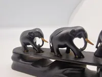 Udskåret skulptur med elefanter