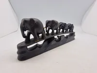Udskåret skulptur med elefanter